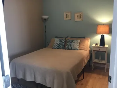 Lakefront Condo107-3 Br/2BA 2Kings/Queen-Private Beach/Balcony Rent 4/5th Free Hotels near Pucker Up Candy Shoppe