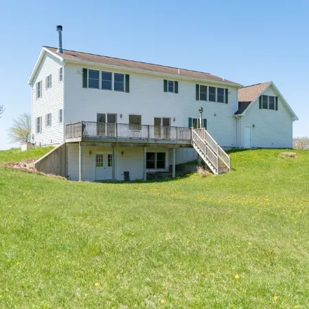 Farm and Lake: Remote Getaway