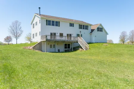 Farm and Lake: Remote Getaway