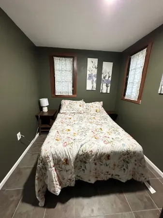 Cozy Little Cabin #4 Отели рядом с достопримечательностью «Парк штата Ньюейго»