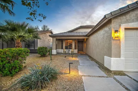 Mid Century Themed Home on the Golf Course Отели рядом с достопримечательностью «Уисперинг Уинд»