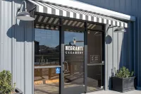 🍾UPSTAIRS ON VINE - 2 blocks from the center of town!!🍷