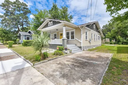 Relax on the Porch near Jacksonville Jaguar Stadium Отели в г. Дувал