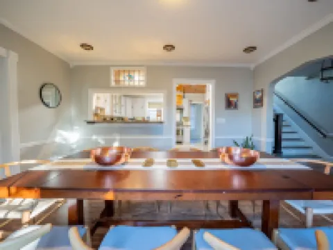 Modern Antique 5BR Home w/ Expansive Master Suite 諾威奇酒店