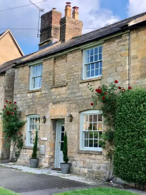 Luxurious & Spacious Cotswold Cottage. Garden,Pubs,Duck Pond. 5 Bed,3 Bath. Hotels near The Daylesford House Gardens