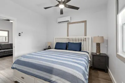 Dogs Welcome! Cute space, fresh out of entire renovation! Steps to beach!