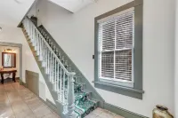 ★Private terrace & parking ★ at this Historic 1800's Townhome in ❤︎ of City - Jacuzzi