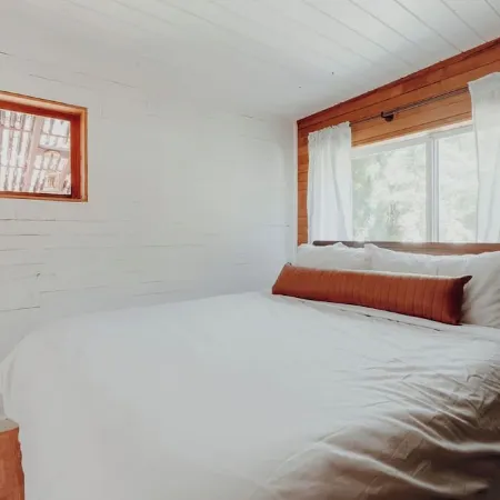 Chalet Rivière 2-bedroom cabin with AC and WiFi in Gold Bar