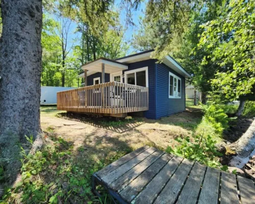 Little Blue Cottage Hotels in Lenroot