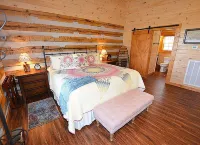 HONEYMOON HIDEAWAY - SECLUDED ANTIQUE LOG CABIN WITH AMAZING VIEWS!!!