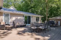 Trendy Lakeside Retreat-Screened Bar, Large Dock, Kayaks