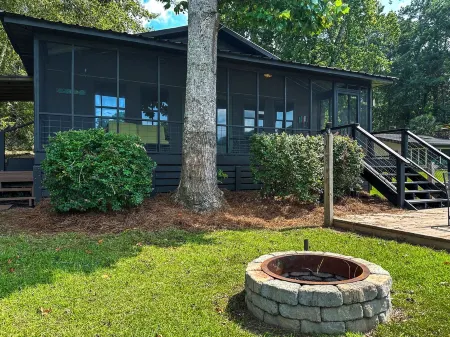 Charming 2-bedroom 2 bath house on beautiful Lake Martin. Quiet and peaceful.