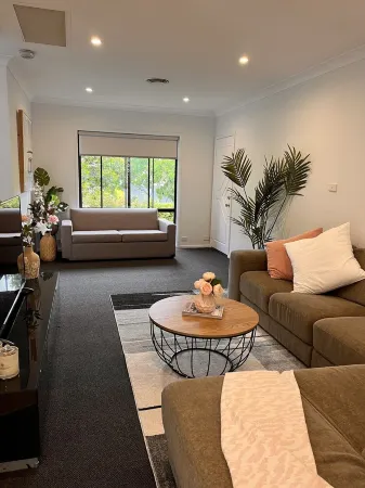 5 min drive from Terrigal Beach. Modern apartment. Отели в г. Терригал