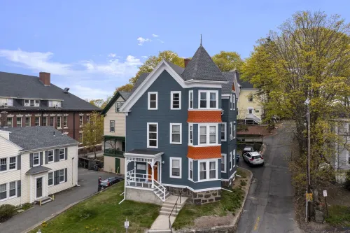 Artful Escape • Minutes to Salem, Beach and Train to Boston • Private Parking