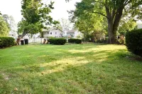 Peoria Heights Petite Charmer- A Block From it All!! Hotels in Peoria Heights