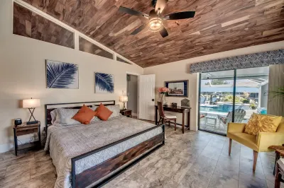 Fun'n Sun-Charming 3 BR/3 baths waterfront villa- pool, spa, dock, fishing poles