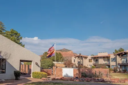 Prickly Pearadise: 3-Bedroom Condo in Sedona with Hot Tubs, Pool & Tennis Отели рядом с достопримечательностью «Белл Рок»
