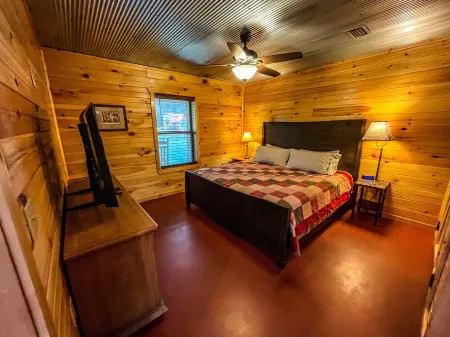 New Cabin just minutes from Sylamore Creek and close to town!
