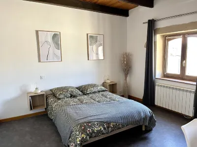 Studio de Charme au Coeur de Valréas Hôtels à proximité de : E.Leclerc VALREAS