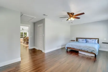 Modern 3 Br Bungalow Sleep 8, Family/Pet Friendly, 15 Min from Downtown/Outlets