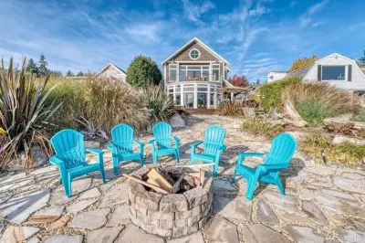 Waterfront high end home-dock, hot tub fun Hotels near Kandle Skatepark