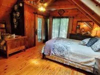 Cozy Cabin on 4 Acres of Fun! Pavilion, Firepit, Swing, Walking Trail to Creek!