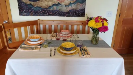 Serene Sunsets - Warm and Cozy Basement Suite