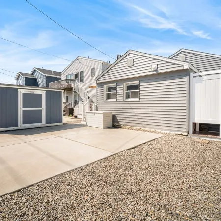 Beach Bungalow -- 1.5 Blocks to Beach!