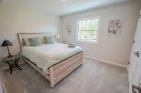 4 bedroom, sleeps 12, close to Grand Park.