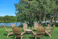 Waterfront Home with HOT TUB, Large Dock, Game Room, Movie Theater Hôtels à : Richmond Township