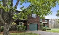 Four Seasons Townhouse - 4 bedrooms, 2.5 baths in the heart of Stowe Vermont