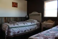 Kara Creek Ranch - Rustic 2 Bedroom Cabin #5 Hotel dekat Devils Tower National Monument