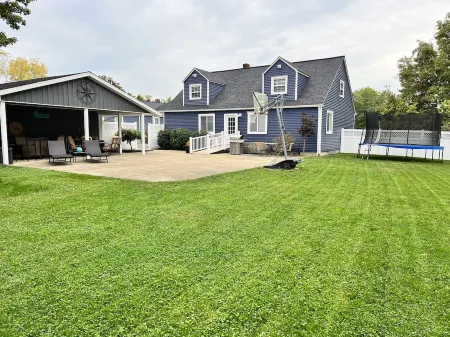 The Perfect Getaway - minutes to Cedar Point & Kalahari,  Fishing Boats Allowed! Отели в г. Гурон Тауншип