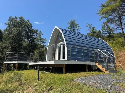 Luxurious Mountain Cabin, Hot tub, Pet friendly, campfire, views, Ocean Blue