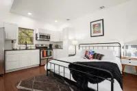 Stylish themed cabin w/hot tub, gym, sauna, and cold plunge Hotels near Lake Travis