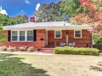 Bit o' Raleigh Bungalow, 6 min drive to downtown Hotels in Garner