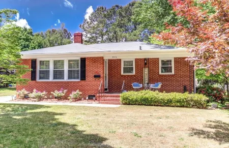 Bit o' Raleigh Bungalow, 6 min drive to downtown