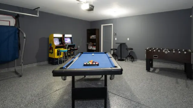 Perfectly located home with a Game Room, 10 Mins Away From River Отели в г. Буллхед Сити