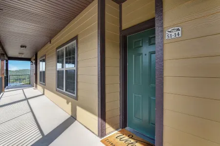 Spacious 4-bedroom penthouse condo in beautiful Branson with Lakeview