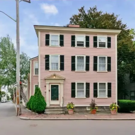 1Br on Salem Common l Steps to Witch Museum l Fenced in Yard + Parking Отели рядом с достопримечательностью «Музей Пибоди в Эссексе»