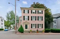 1Br on Salem Common l Steps to Witch Museum l Fenced in Yard + Parking - 4-Star