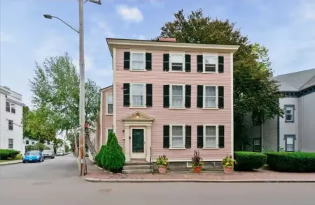 NEW 1BR on Salem Common l Steps to Witch Museum l Fenced in Yard + Parking