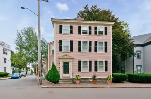 NEW 1BR on Salem Common l Steps to Witch Museum l Fenced in Yard + Parking
