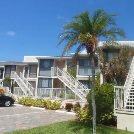 Longboat Key Beachfront - Beautifully Updated with Prime Location