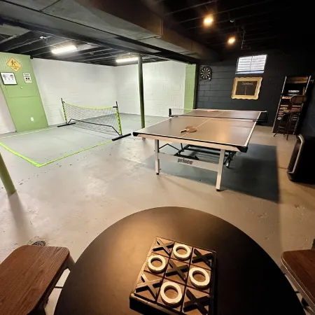 "Stay 'n Play" in Mason - Game Room/ 4 Season Room/ Wooded Private yard/ Firepit