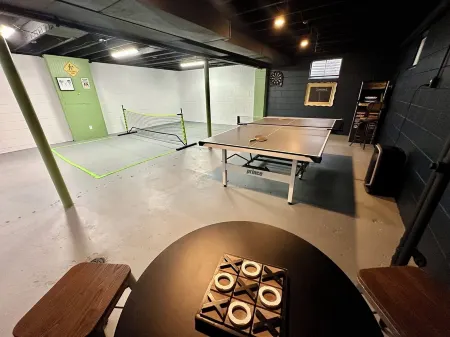 "Stay 'n Play" in Mason - Game Room/ 4 Season Room/ Wooded Private yard/ Firepit