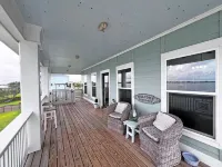 Charming 3-bedroom house in Rockport with WiFi, AC, O/DR Elevator, & Boat Lift!