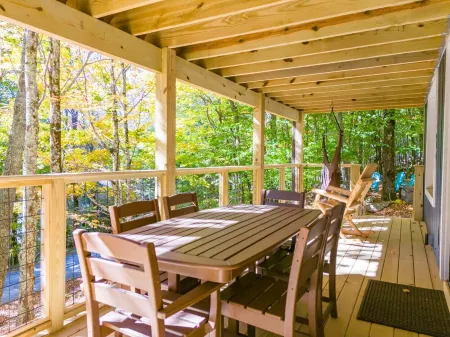 Renovated, Foosball, In the trees, EV charger! Отели в г. Бич Маунтин