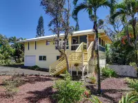 Large comfy house big enough for 2 families next to ocean on Kaloli point
