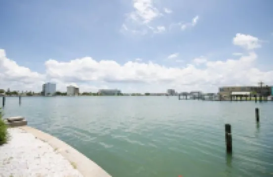 Rare Waterfront Gem — Walk to Clearwater Beach • Sleeps 6